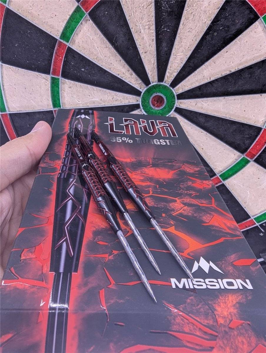 Mission Lava Darts Black & Red Electro Plated 95% Steeldarts 24 Gramm mit Mission Laser Plus Lasered 38 mm Spitzen Steeldarts