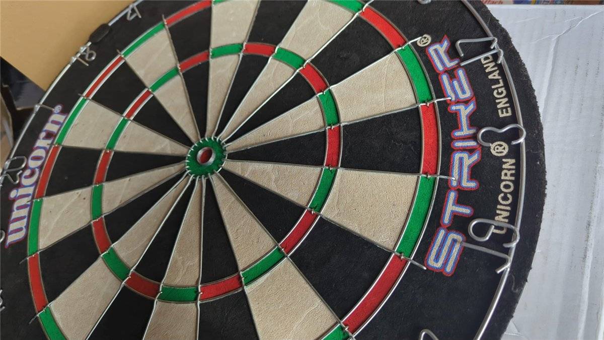 B-Ware - Retourenware Unicorn Bristle Board Striker Dartscheibe Steel